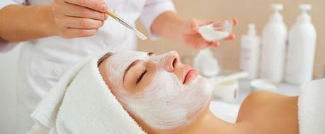 A comprehensive guide to skin care courses: from basics to professional skills
